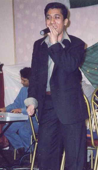 performing3.jpg (17921 bytes)